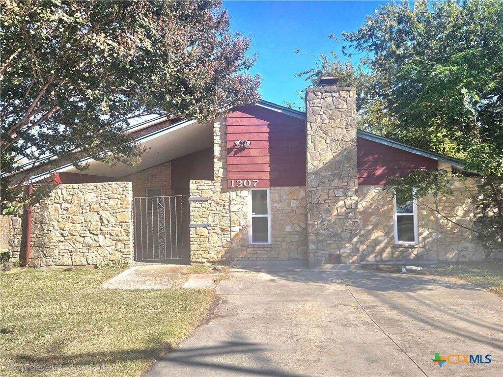 Property Photo:  1307 Bluffdale Street  TX 76522 
