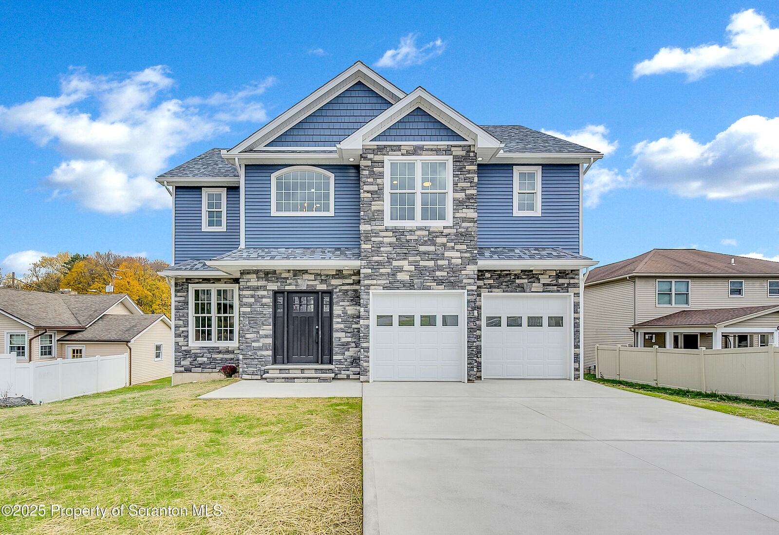 Property Photo: 11 Riverview Drive PA 18434