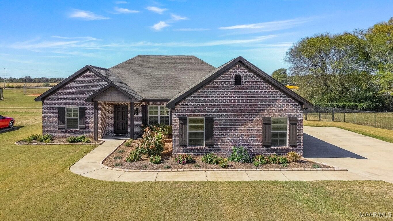 Property Photo:  143 Summer Loop  AL 36022 