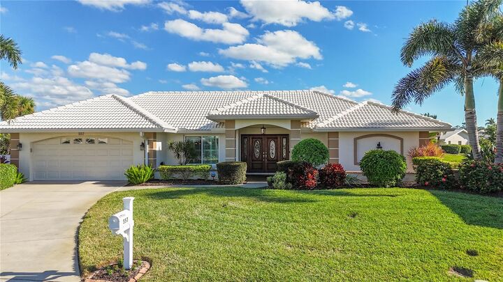 Property Photo:  557 Warwick Court  FL 34293