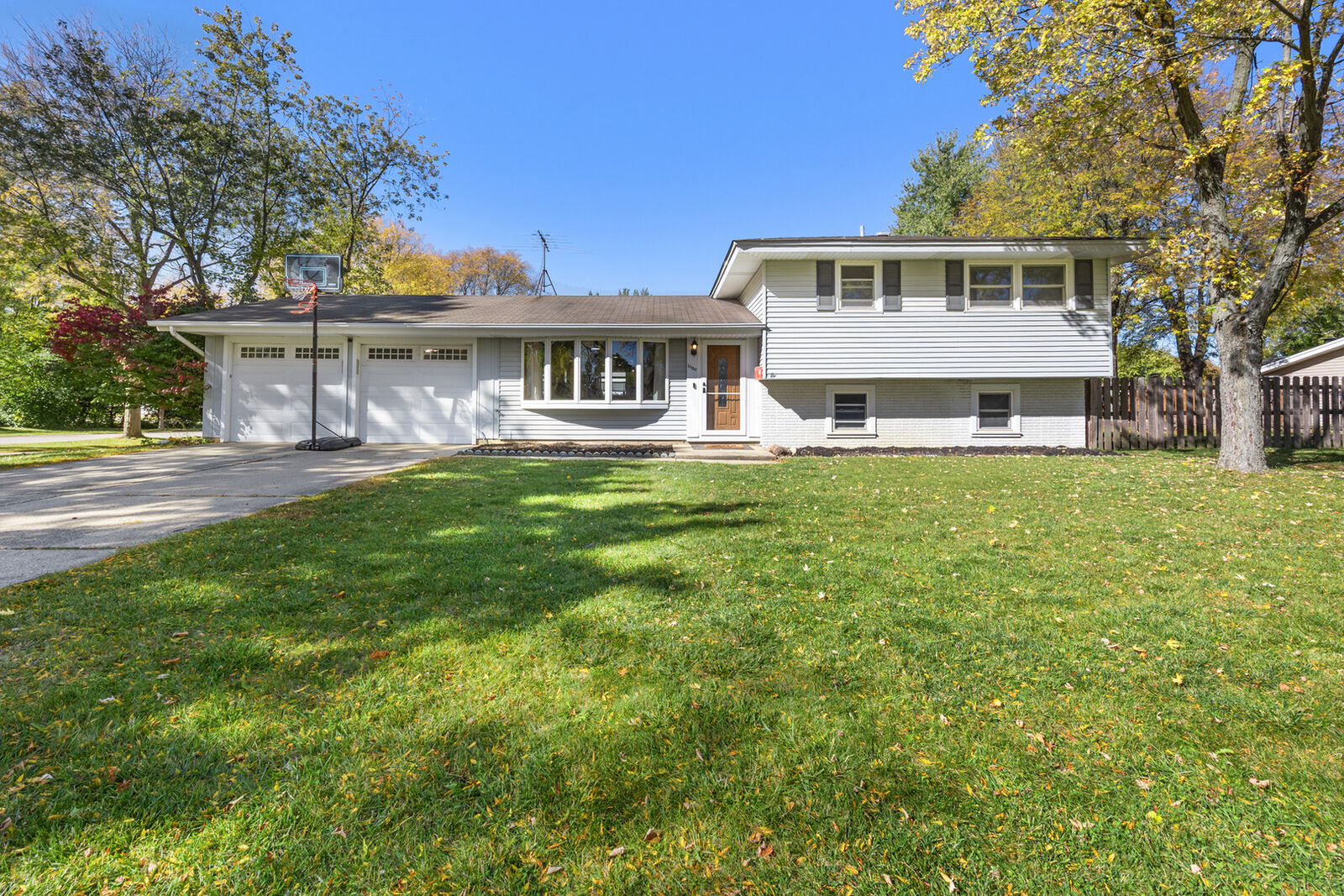 Property Photo:  1000 Webster Lane  IL 60193 