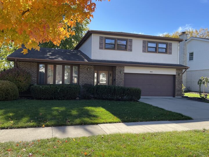 Property Photo: 1925 E Waverly Lane IL 60004