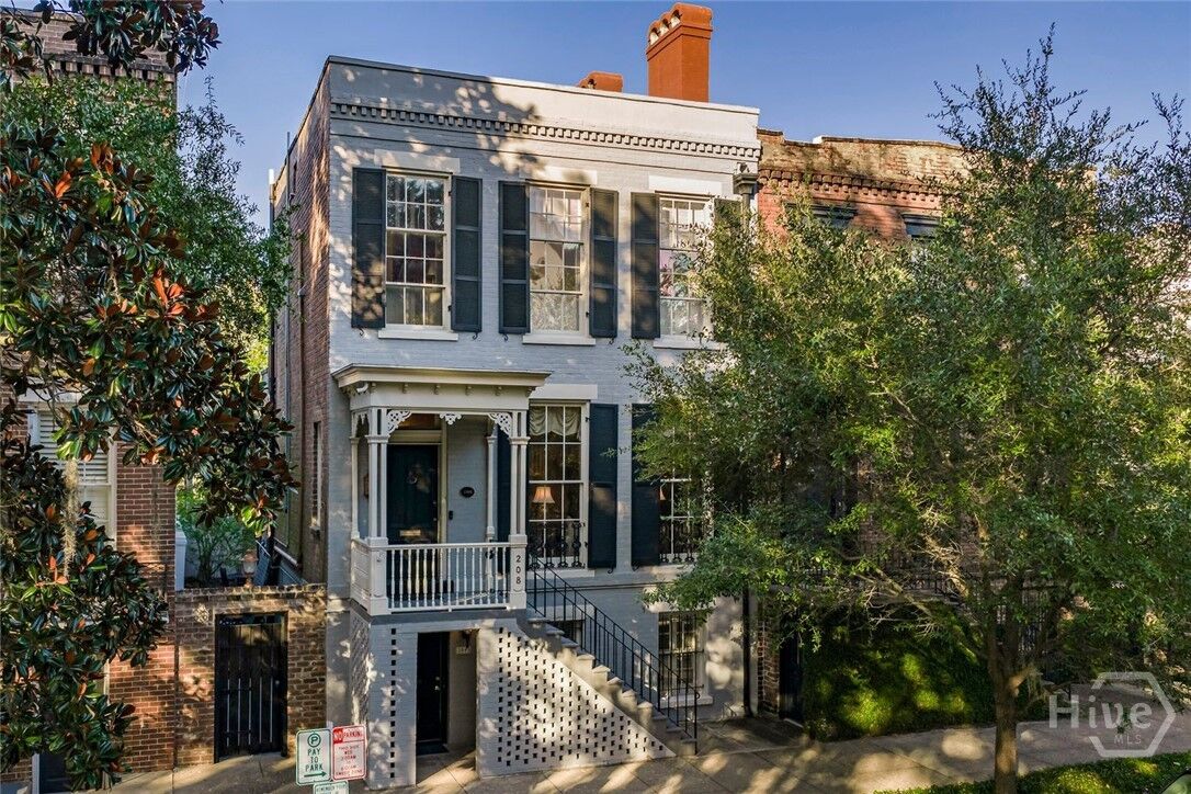 Property Photo: 208 E Liberty Street GA 31401
