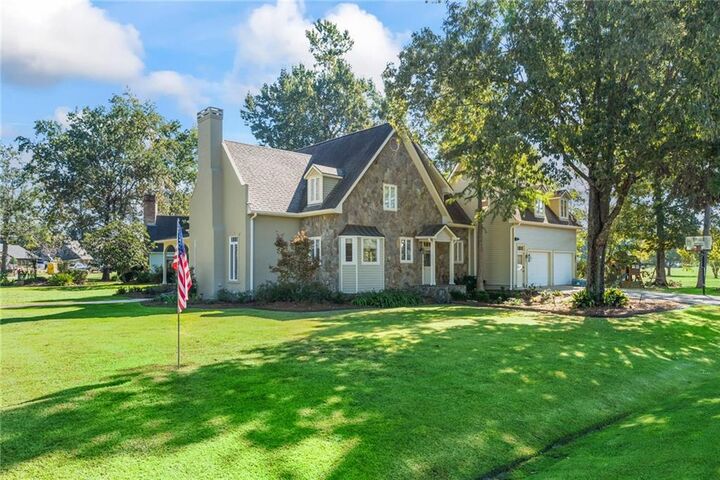 Property Photo: 100 E Ruelle Drive LA 70471