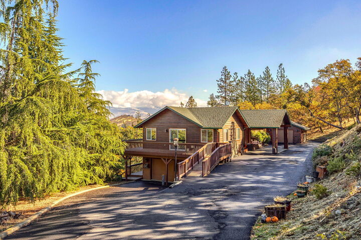 Property Photo: 2070 Skyview Drive OR 97501