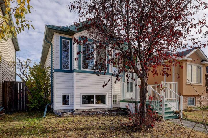 Photo de la propriété:  104 Saddlemead Road NE  AB T3J 4J3 