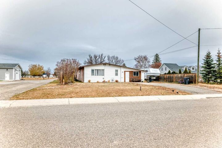 Property Photo:  139 W 100 S  AB T0K 2B0 