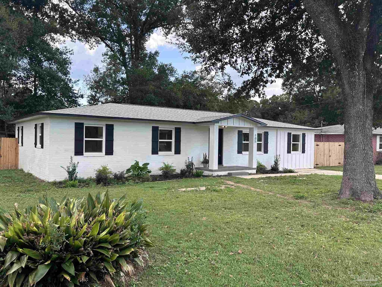 Property Photo:  105 Monarch Ln  FL 32503 