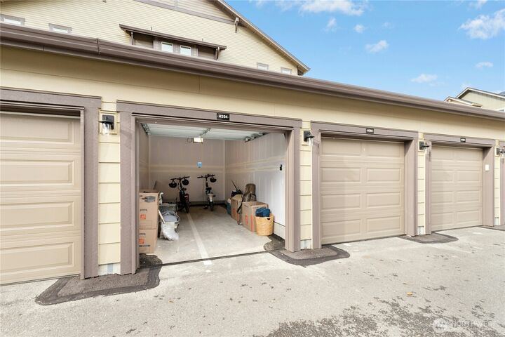 Property Photo:  1845 SE 12th Place H-204  WA 98045 