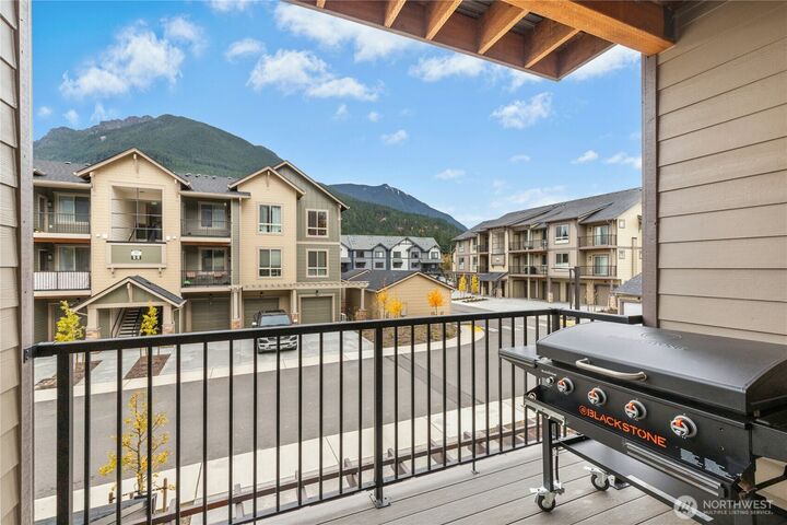 Property Photo:  1845 SE 12th Place H-204  WA 98045 