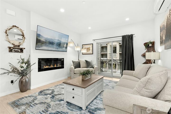 Property Photo:  1845 SE 12th Place H-204  WA 98045 