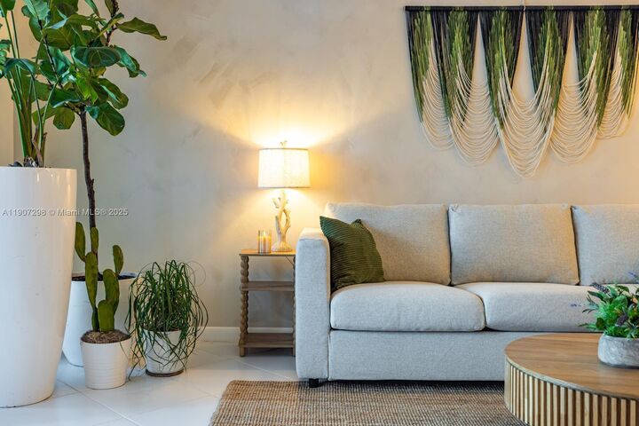 Property Photo:  2301 Collins Ave 519  FL 33139 