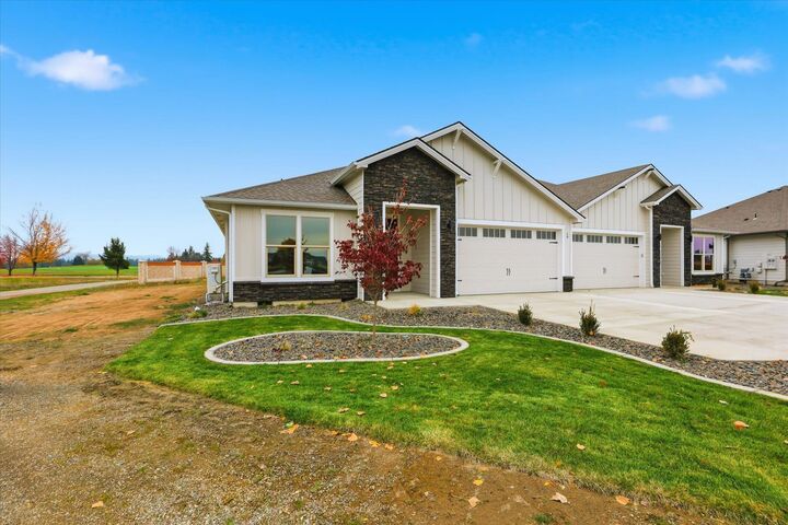 Property Photo: 1109 - Unit 19 N Country Club Dr 19 WA 99006