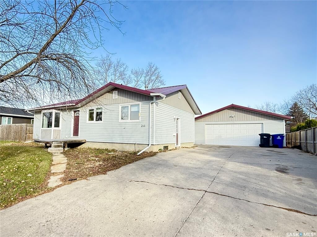 Property Photo:  216 Onstad Crescent  SK S4H 2T2 
