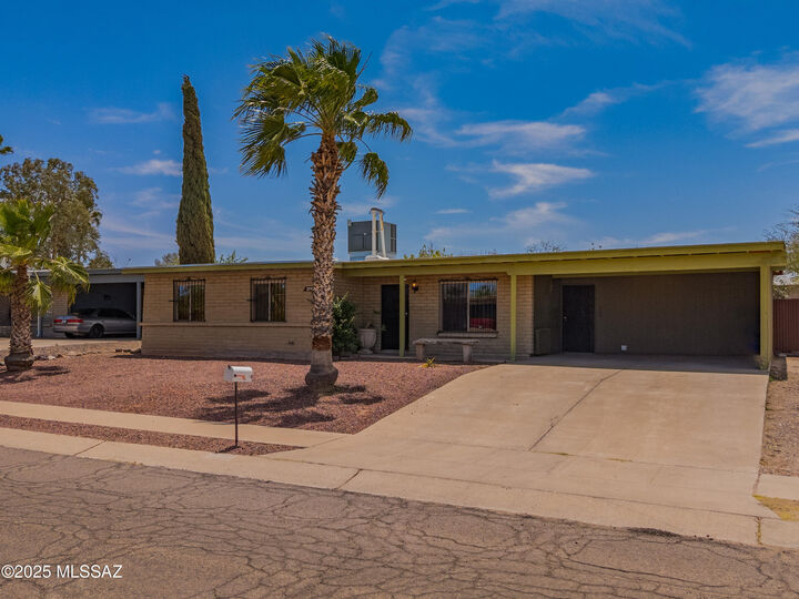 Property Photo: 2002 E Pinon Drive AZ 85706