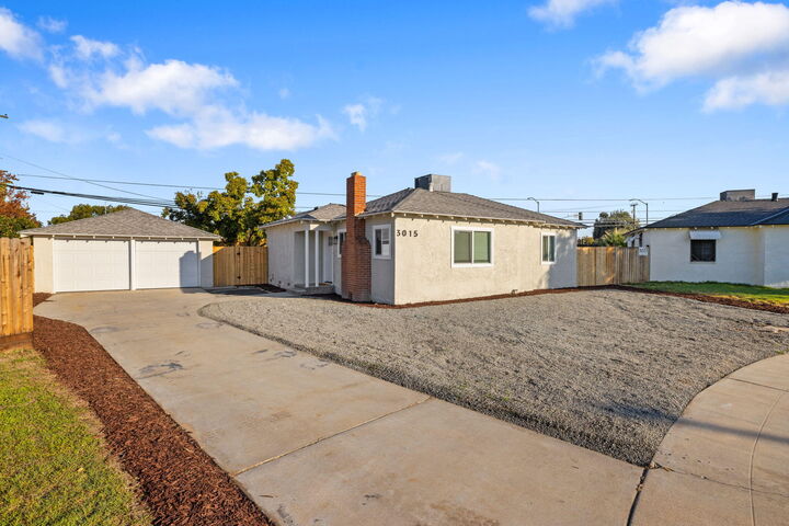 Property Photo: 3015 E Simpson Avenue CA 93703
