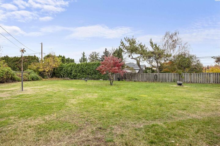 Property Photo:  2202 Hill Drive  WA 98930 