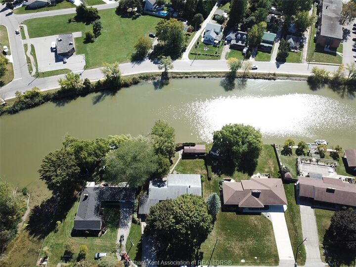 Property Photo:  17 Martin Park Road  ON N8A 2J7 