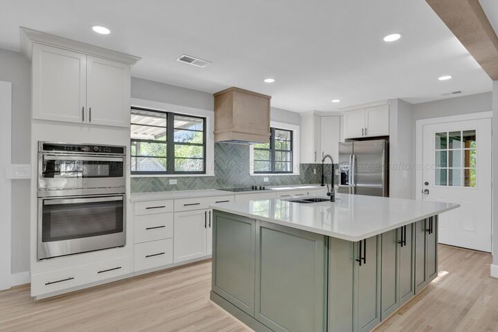 Property Photo: 407 Glenview Dr AL 35501