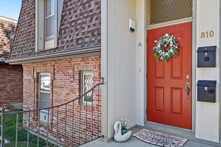 Property Photo: 810 S Fairview Rd MO 65203