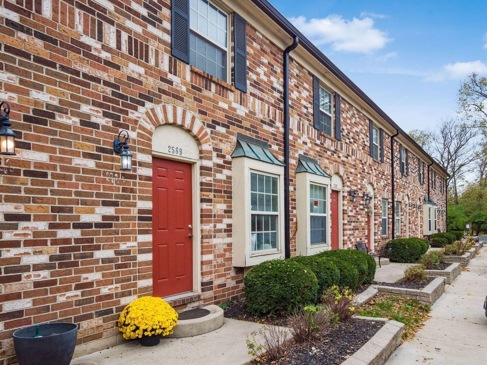 Property Photo:  2589 Olde Hill N Court  OH 43221 