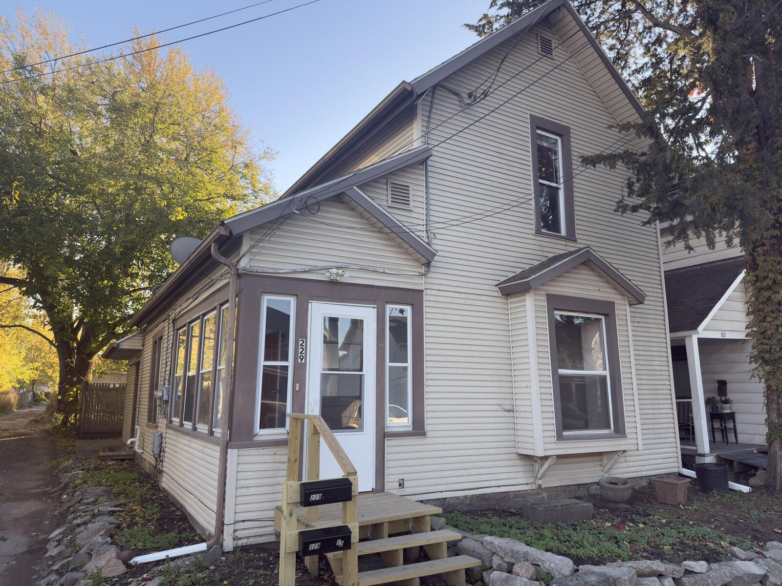 Property Photo: 229 W Columbia Street OH 43302