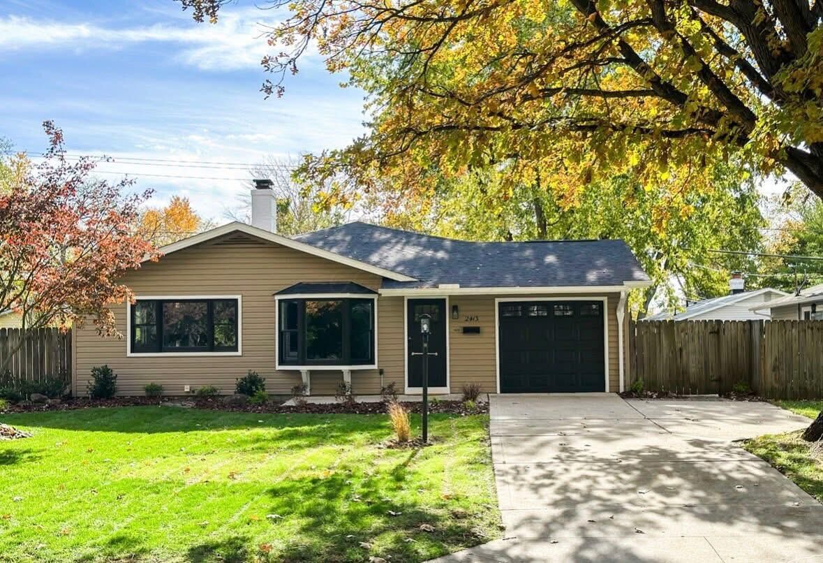 Property Photo: 2413 Edgevale Road OH 43221