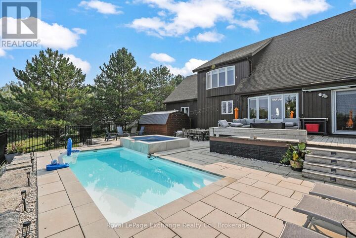 Property Photo:  810 Troy'S Trail  ON N2Z 0C1 