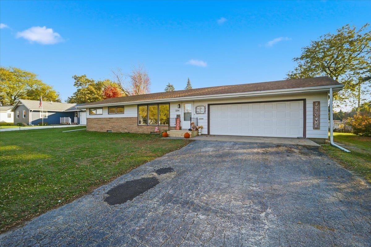 Property Photo: 1204 1st St NE IA 50662