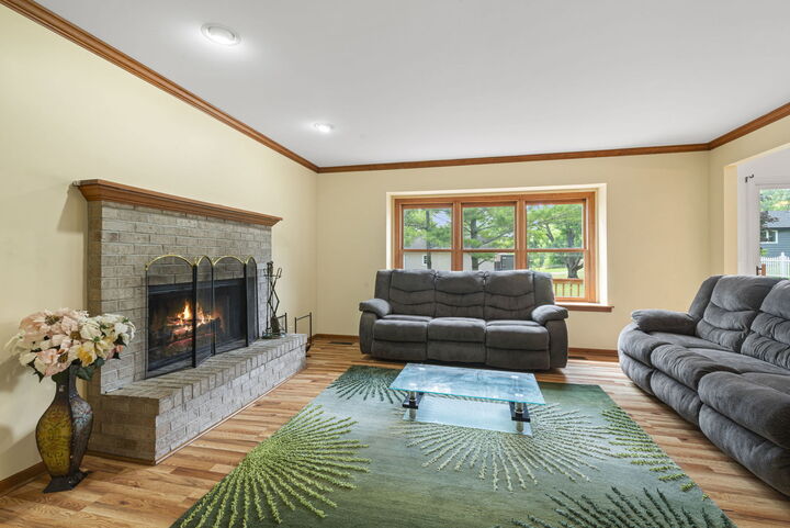 Property Photo: 630 Maple Court IL 60119