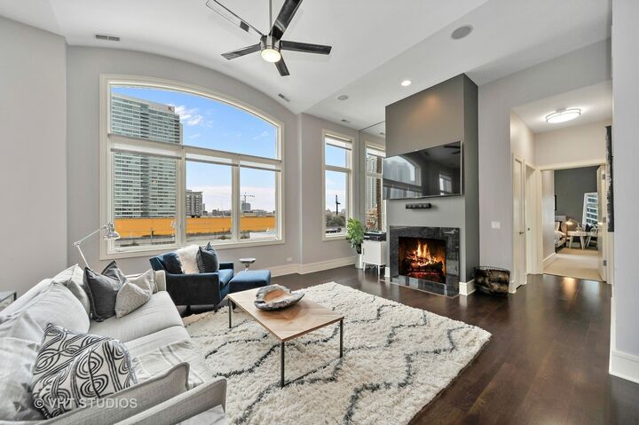 Property Photo: 711 W Grand Avenue 503 IL 60654