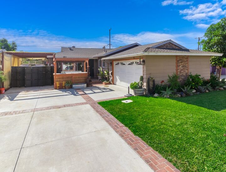 Property Photo:  2425 Heather Avenue  CA 90815 