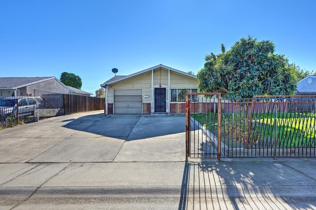 Property Photo: 7580 Bellini Way CA 95828