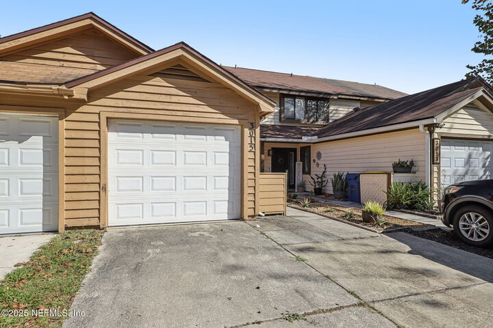 Property Photo: 3015 Cobblewood Lane E FL 32225