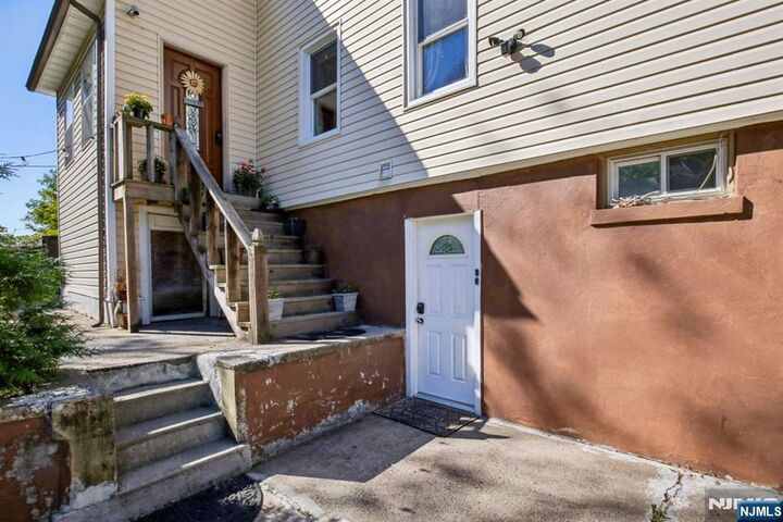 Property Photo:  369 Queens Court  NJ 07450 