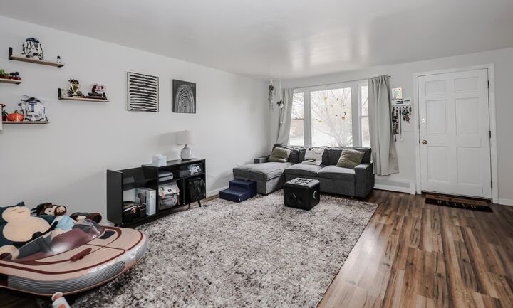 Property Photo: 1 Oakwood Lane NH 03045