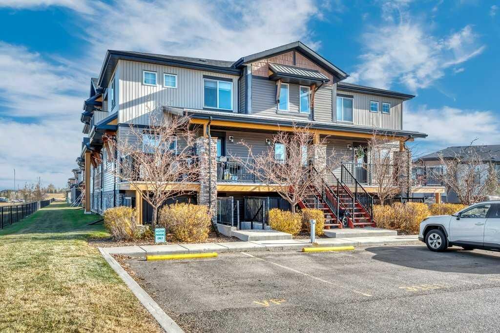 Property Photo: 2781 Chinook Winds Drive SW 3101 AB T4B 3S5