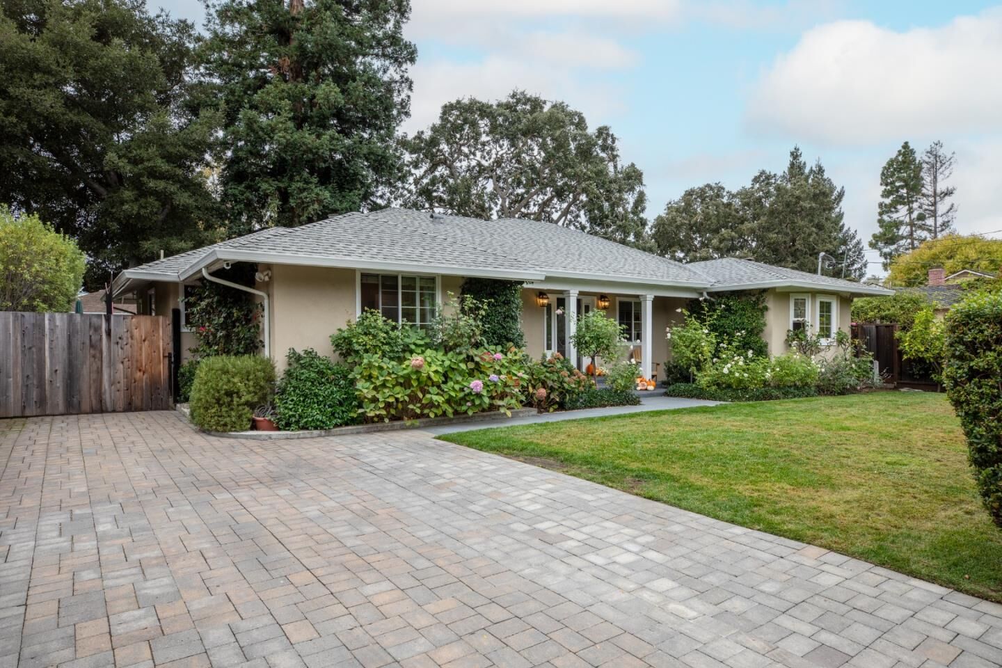 Property Photo:  552 Rutherford Avenue  CA 94061 