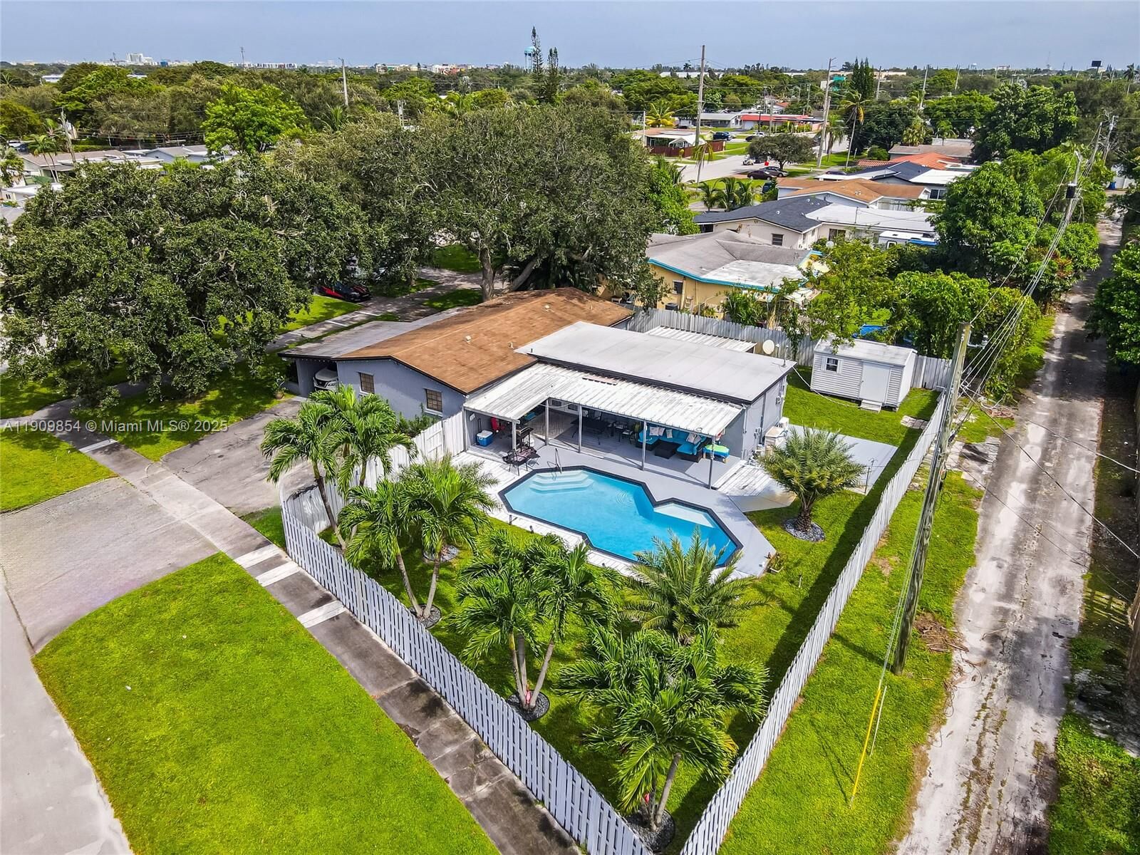 Property Photo: 3338 Taft St 0 FL 33021