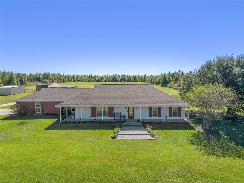 Property Photo: 610 E Cal Cam Line Road E LA 70607