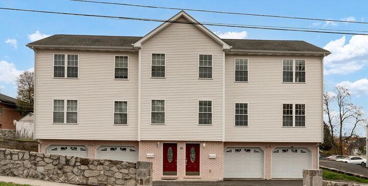 26 Roger Avenue  Danbury CT 06810 photo