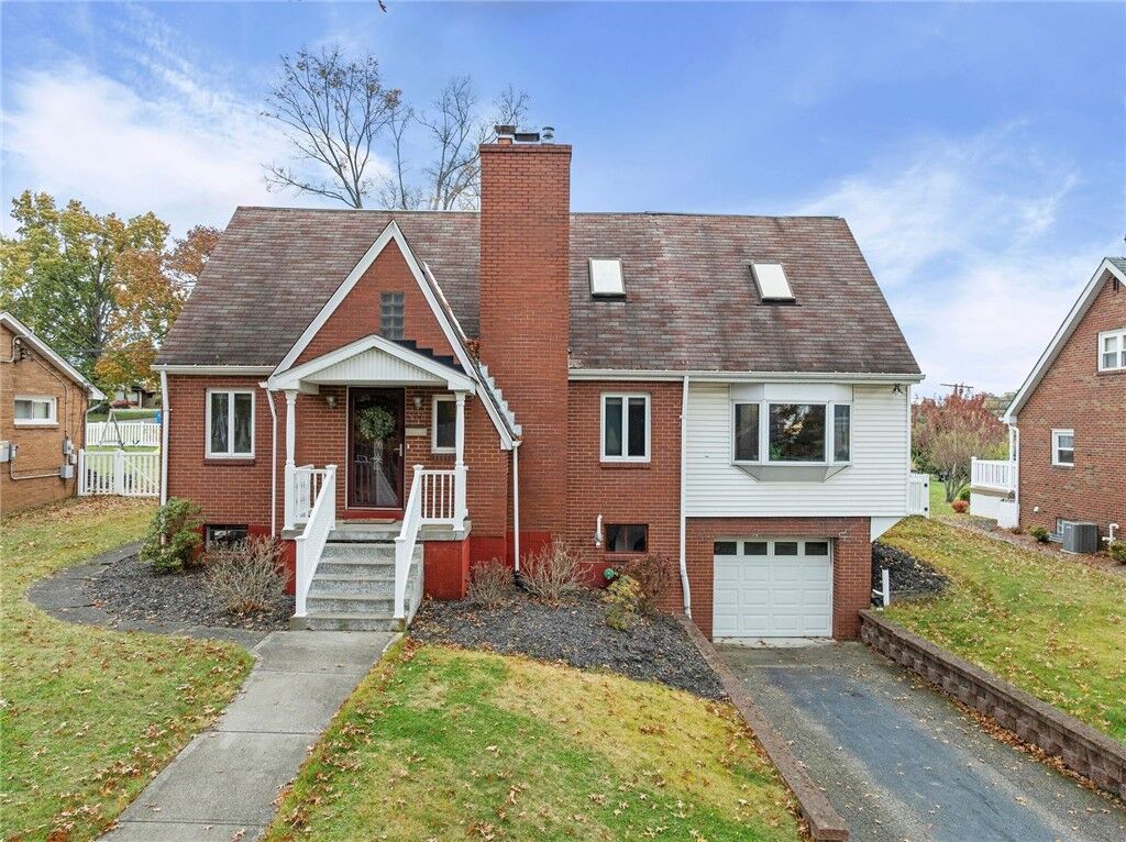 Property Photo:  977 Crest Lane  PA 15106 