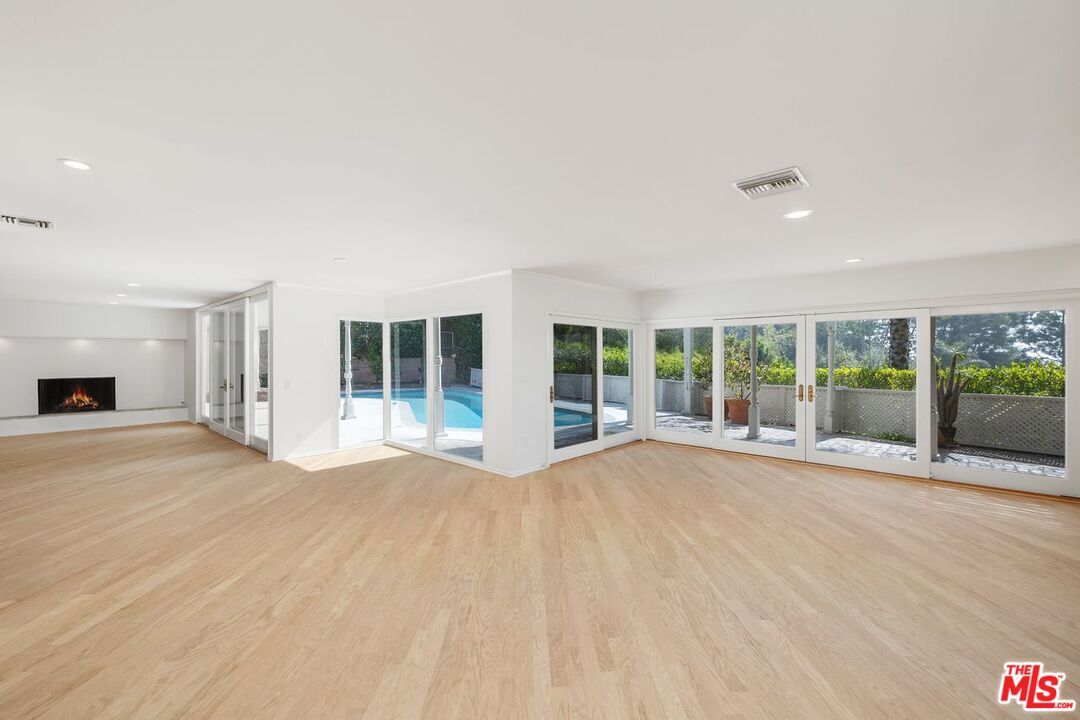 Property Photo:  1700 Rising Glen Rd  CA 90069 