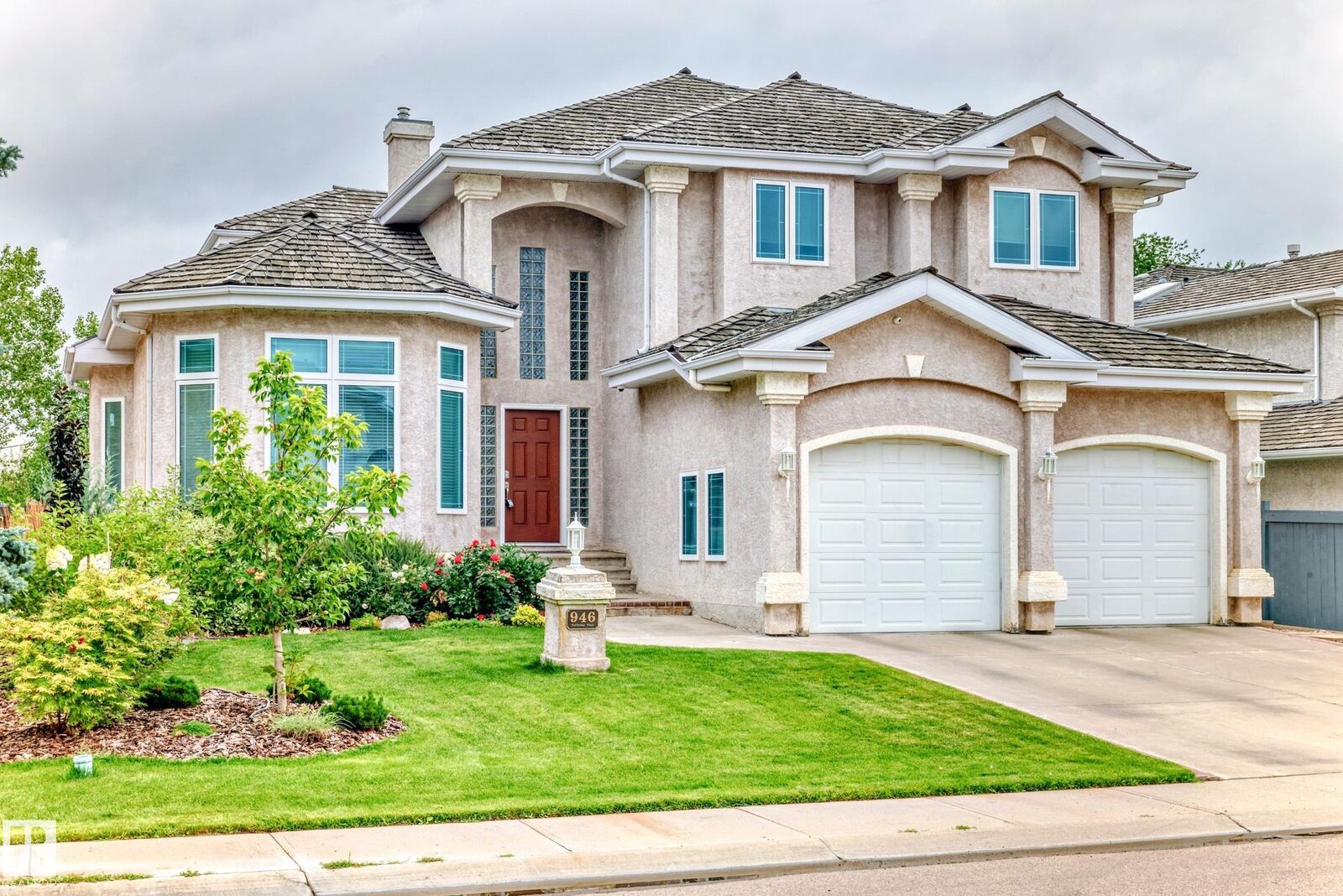 Property Photo:  946 Wallbridge Place NW  AB T6M 2L7 