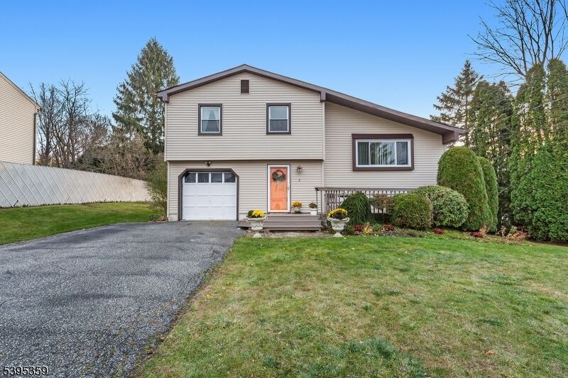 Property Photo:  3 Hummingbird Trl  NJ 07422 