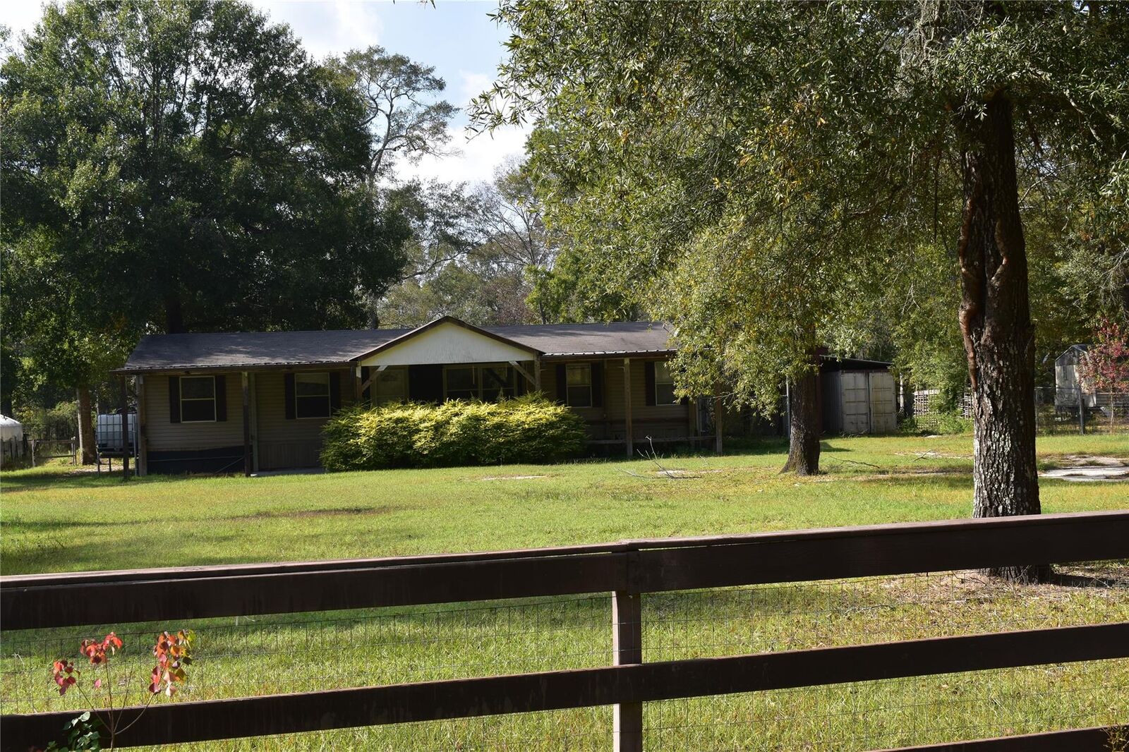 Property Photo: 101 N Southwind Trail TX 77328