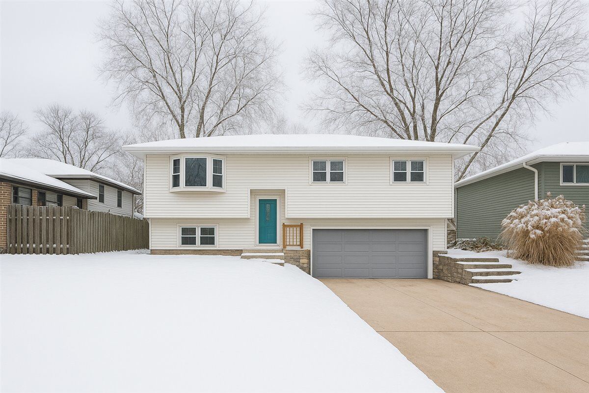 Property Photo:  26W028 Prairie Avenue  IL 60187 