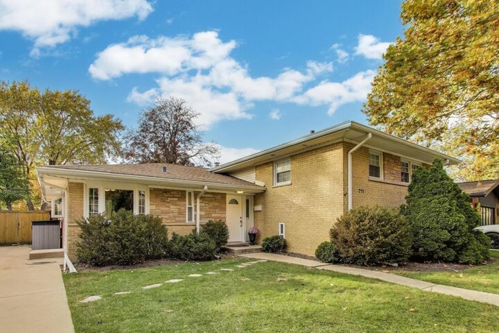 Property Photo: 711 Lacrosse Avenue IL 60091