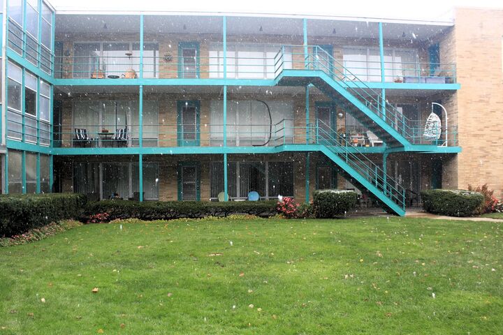 Property Photo: 220 N Kenilworth Avenue 3 IL 60302