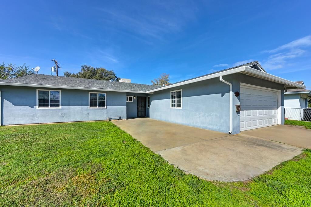 Property Photo: 6924 Peck Drive CA 95828